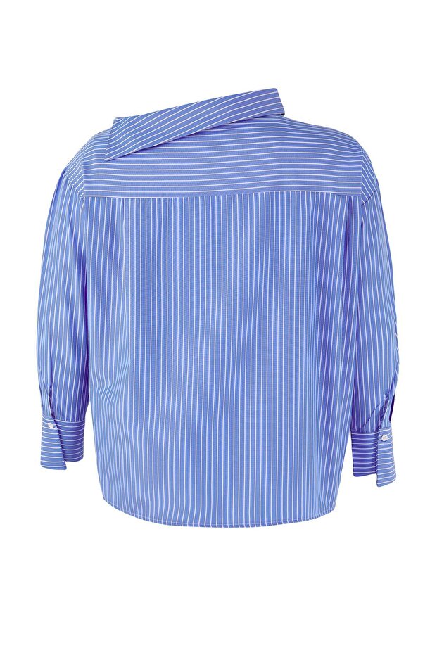 Kék csíkos aszimmetrikus nyakú, alacsony ujjú szövött nagy méretű ing TBBAW26AX00011 - 8