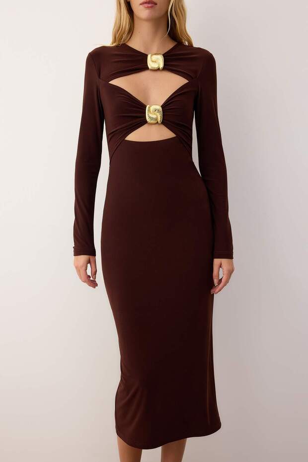 Kahverengi Cut-Out Detaylı Aksesuarlı Örme Midi Astarlı Elbise TPRAW26EL00011 - 3