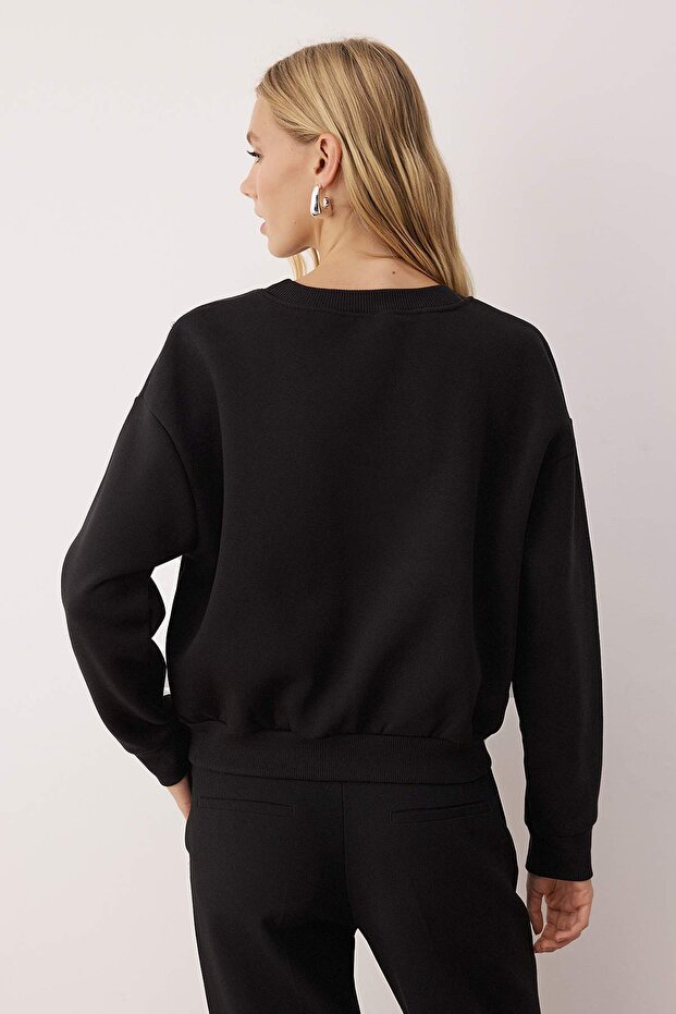 Siyah Taş Akseusar Detaylı Bisiklet Yaka Regular Crop Örme Sweatshirt TWOAW26SW00090 - 4
