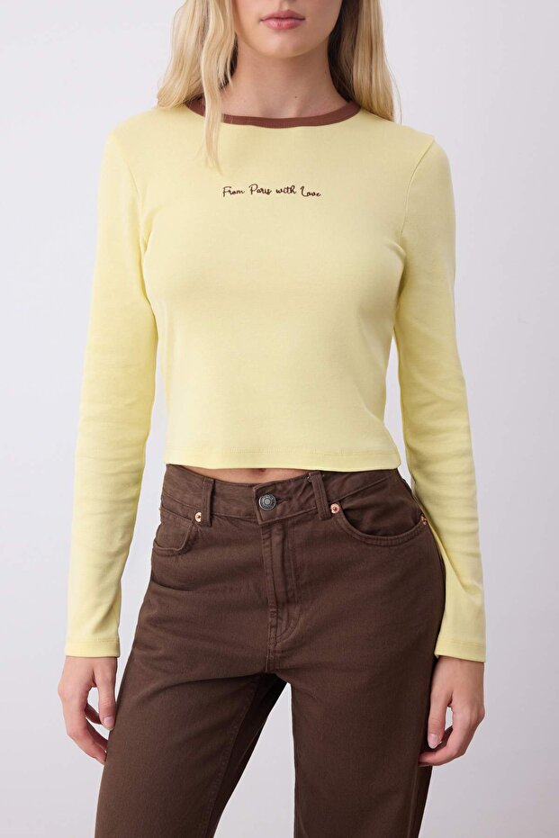 Açık Sarı Nakışlı Fitted/Vücuda Oturan Kontrast Detaylı Örme T-Shirt TWOAW26TS00019 - 3