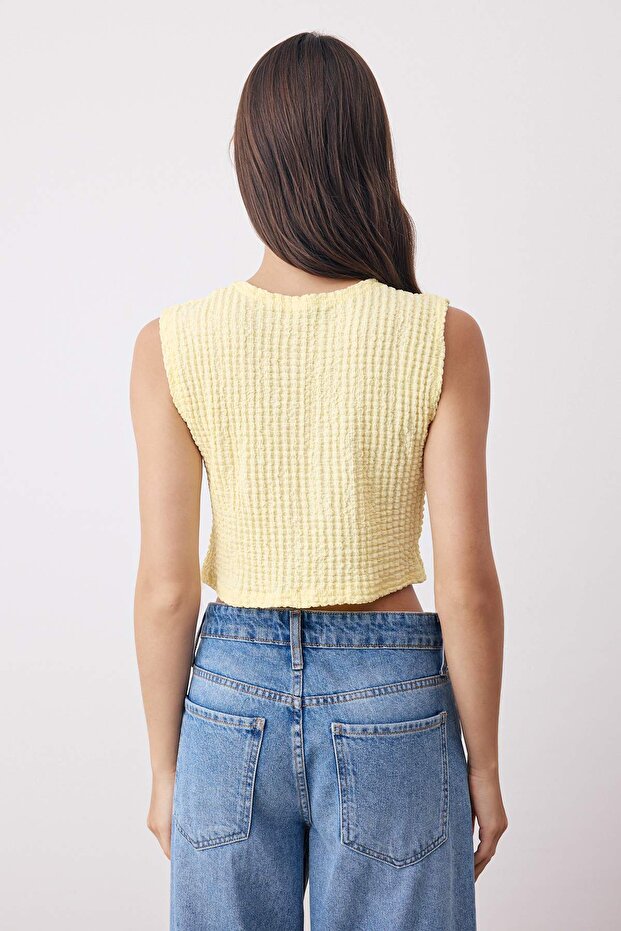 Sarı Dokulu Düğmeli Fitted Crop Esnek Örme Bluz Yelek TWOAW26YE00059 - 4
