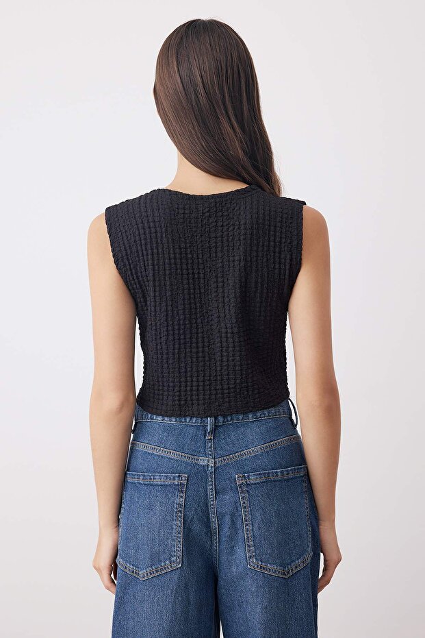 Siyah Dokulu Düğmeli Fitted Crop Esnek Örme Bluz Yelek TWOAW26YE00059 - 4