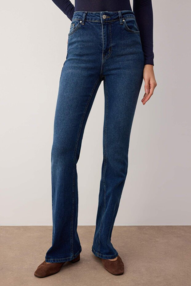 More Sustainable Koyu Mavi Yüksek Bel Orta Esnek Flare İspanyol Paça Jeans TWOSS23JE00063 - 3
