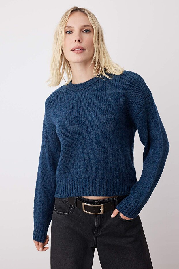 Blauer, weich strukturierter Basic-Strickpullover mit weiter Passform TWOAW23KZ00185 - 1