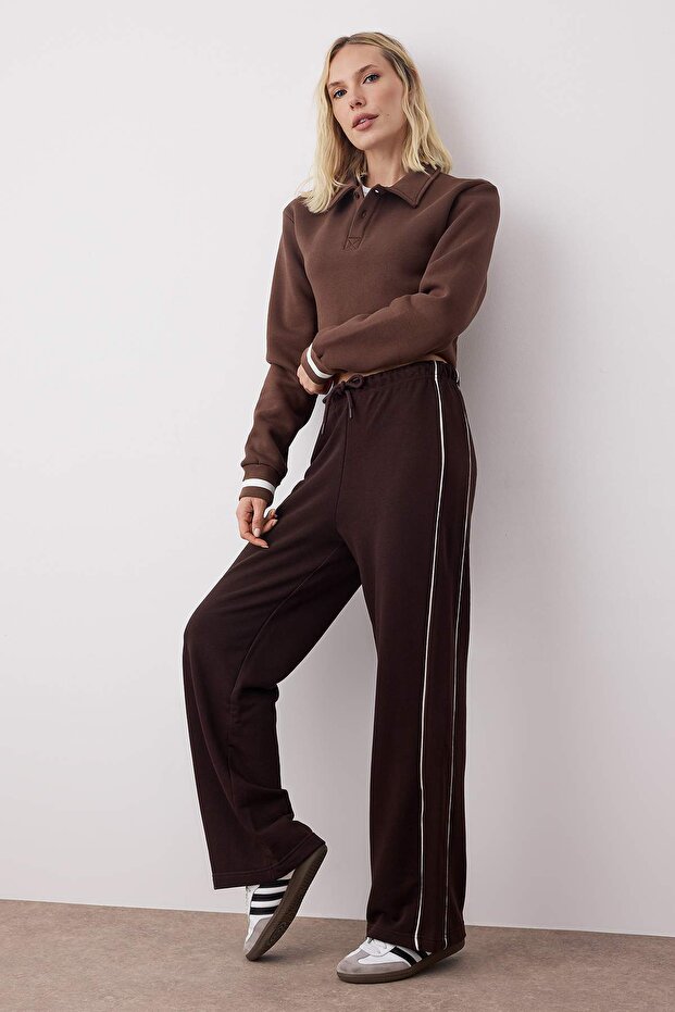 Kahverengi Wide Leg/Geniş Kesim Biye Detaylı Örme Eşofman Altı TWOAW26EA00012 - 2