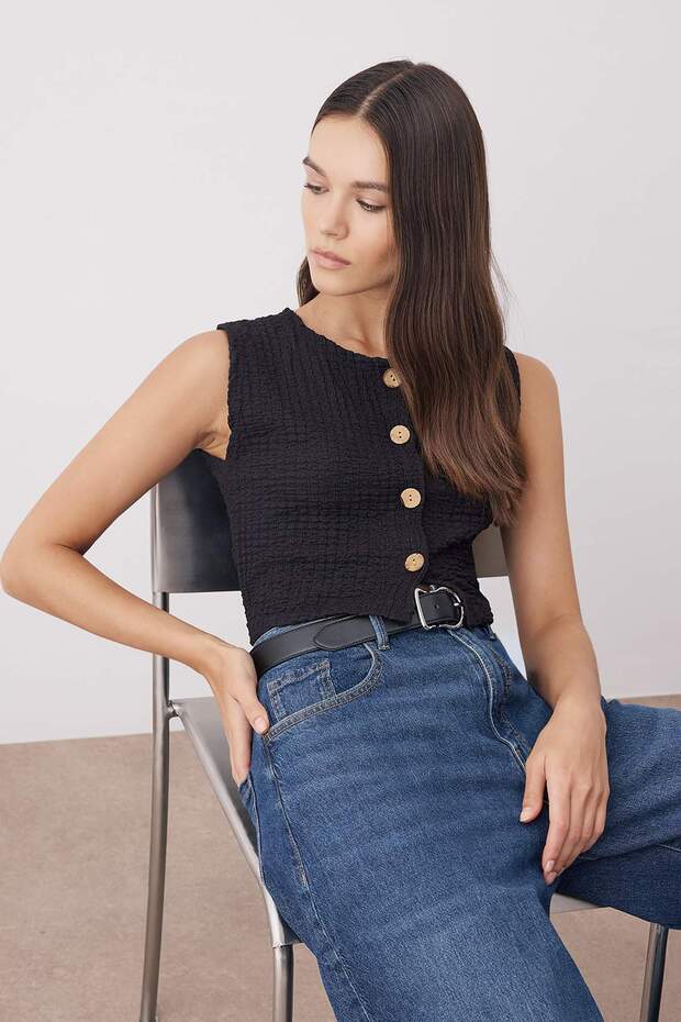 Siyah Dokulu Düğmeli Fitted Crop Esnek Örme Bluz Yelek TWOAW26YE00059 - 1