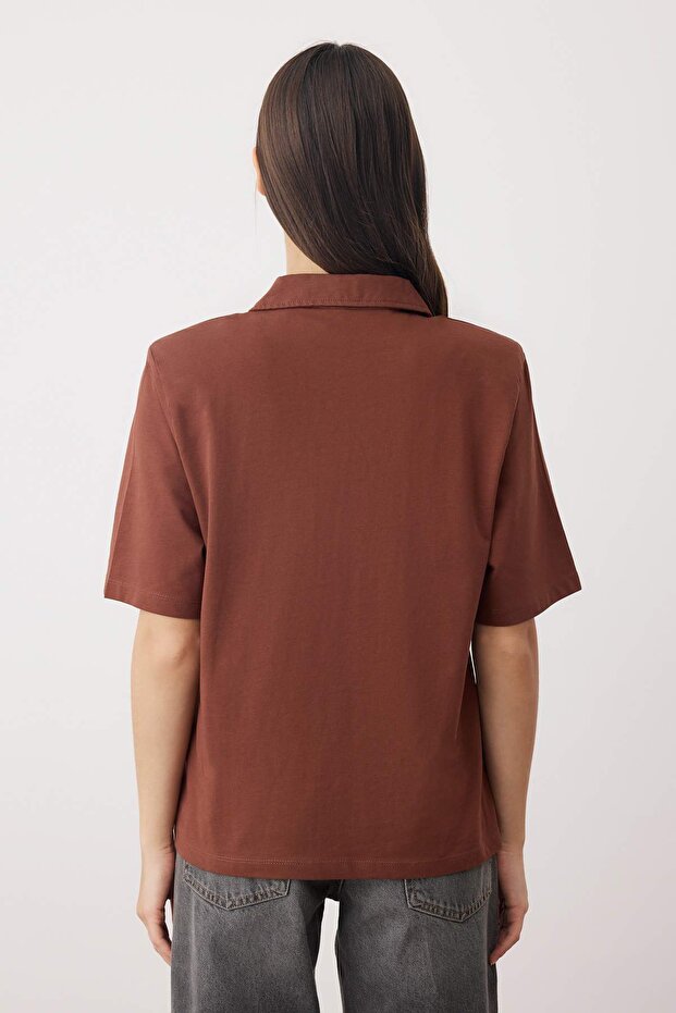 Kahverengi Kalın Pamuklu Vatkalı Polo Yaka Regular/Normal Kalıp Örme T-Shirt TWOSS25TS00195 - 4