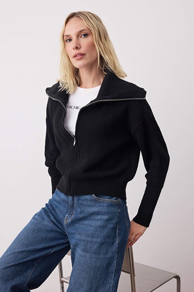 Čierny pletený sveter s golierom - široký strih, na zips Twoaw24Hi00072 - 2