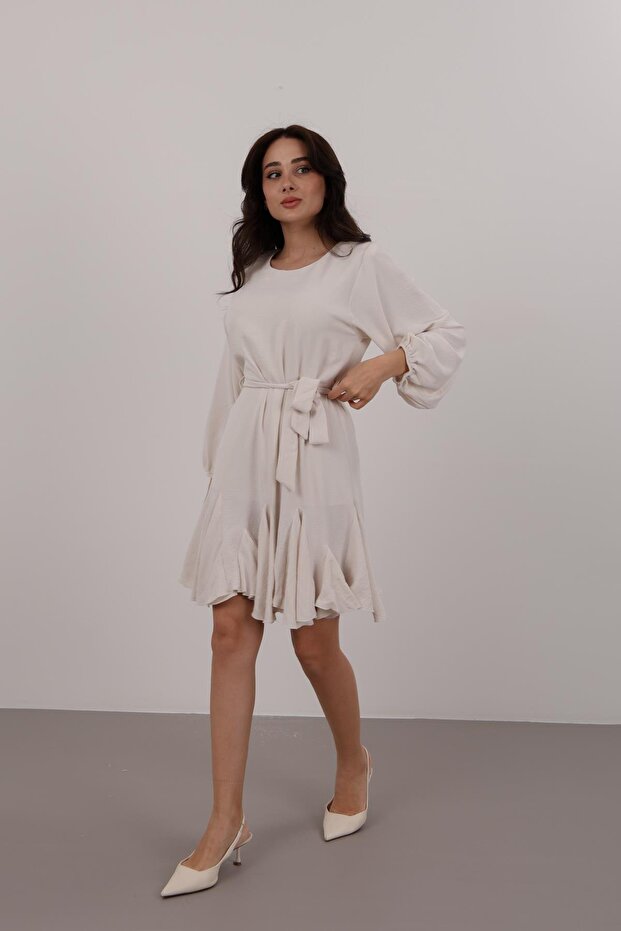 Rochie albă de damă, căptușită cu volane - 4