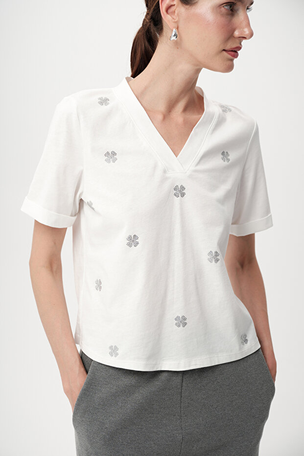 Taş İşlemeli V Yaka Örme Beyaz Tişört - 4