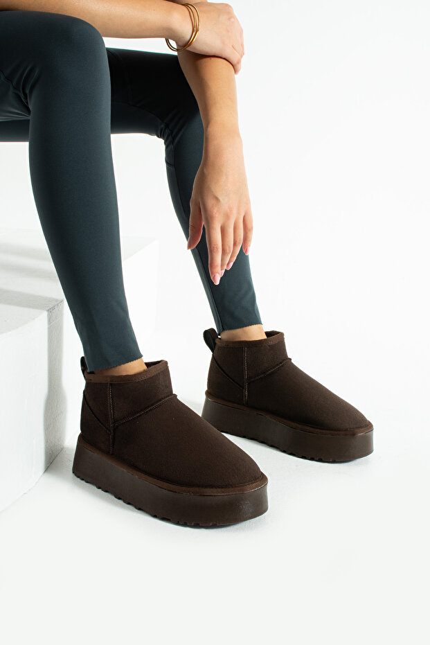 حذاء بني من جلد الغزال مع نعل سميك من الصوف - 1