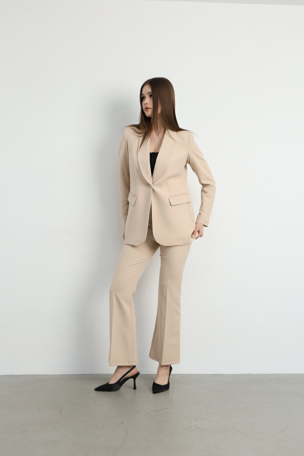 بدلة بنطلون وسترة بزر واحد باللون البيج - 4