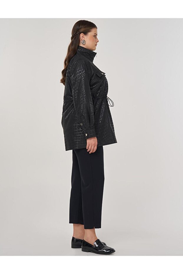 سترة ذات ياقة عالية بنمط هندسي باللون الأسود - 6