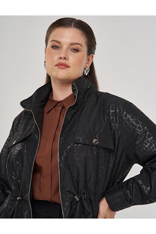 سترة ذات ياقة عالية بنمط هندسي باللون الأسود - 7