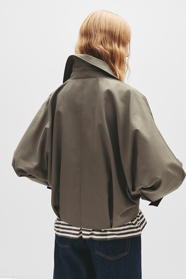 Volanlı kollu kısa trençkot - 6