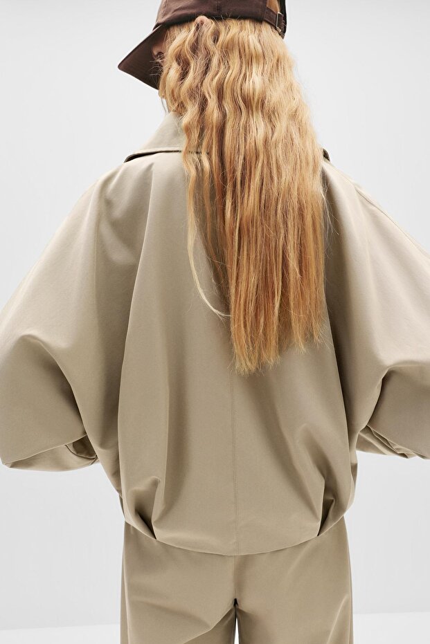 Volanlı kollu kısa trençkot - 8