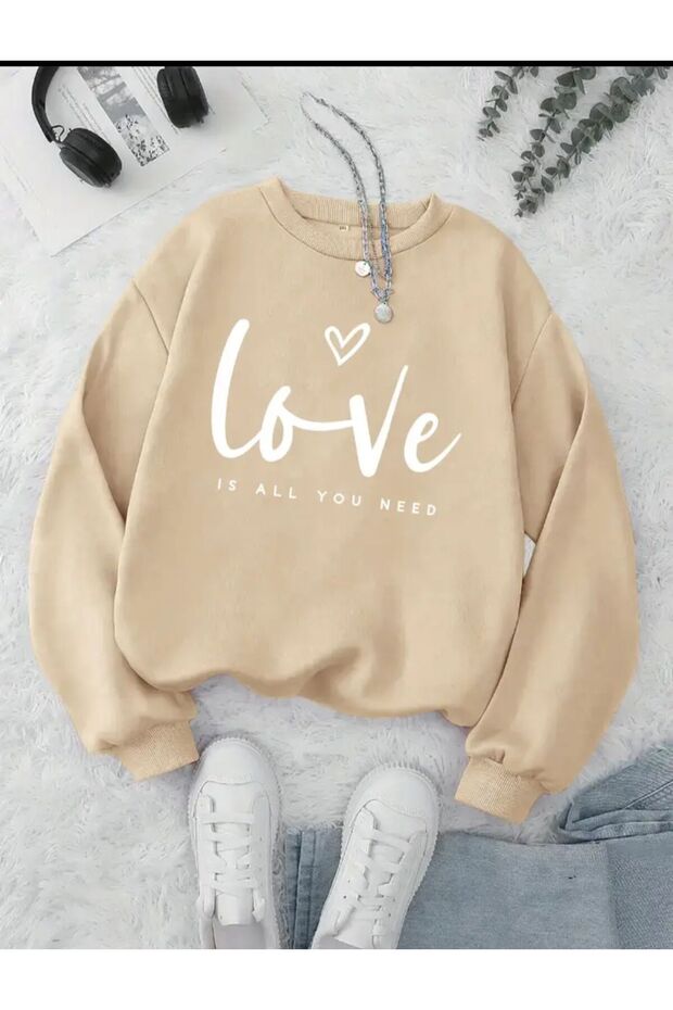 سويت شيرت من الصوف بياقة دائرية مطبوع عليه نص Love