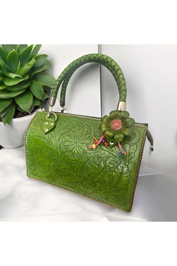 🌿 حقيبة جلدية مصنوعة يدويًا بتصميم خاص