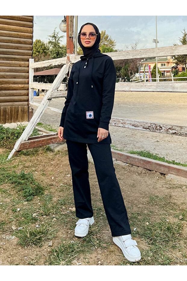 طقم رياضي متواضع طويل مع غطاء رأس