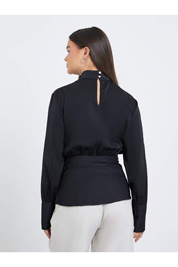 بلوزة سادة بفتحة رقبة عالية وحافة منحنية - 4