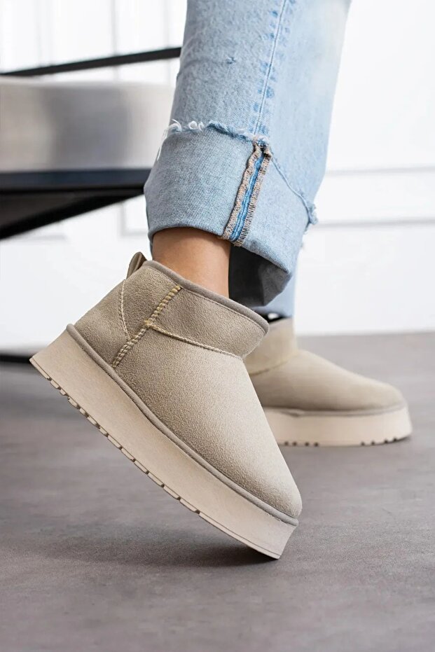 Waterproof Platform Sole Sports Short Women's Boots with Fur Inside Beige