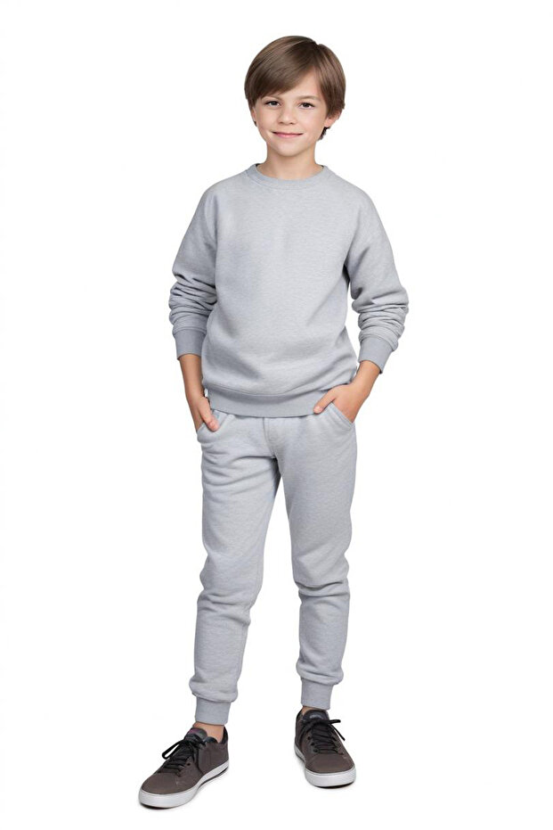 طقم رياضي للأولاد بياقة مستديرة بدون طباعة بتصميم بسيط - 1