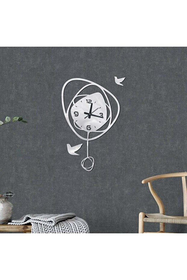 Distinctive wall clock made of shiny silver acrylic