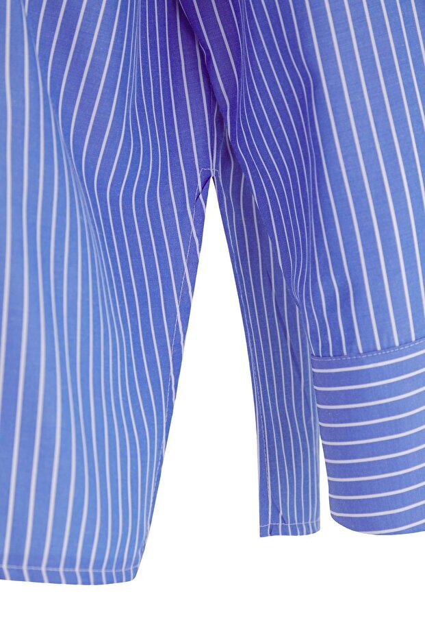 Kék csíkos aszimmetrikus nyakú, alacsony ujjú szövött nagy méretű ing TBBAW26AX00011 - 6