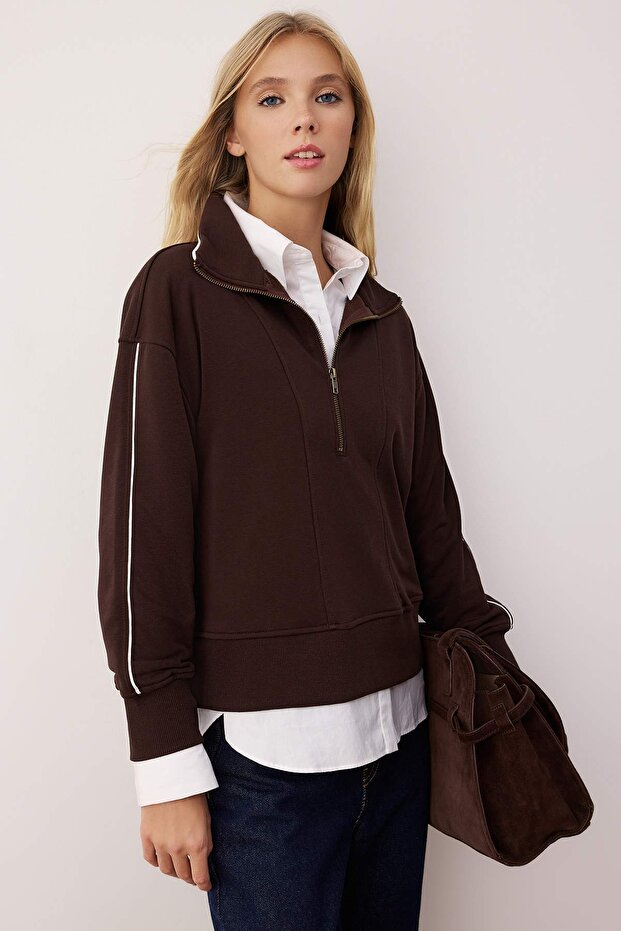 Kahverengi Fermuarlı Polo Yaka Şerit Detaylı Regular/Normal Kesim Örme Sweatshirt TWOAW26SW00034 - 1