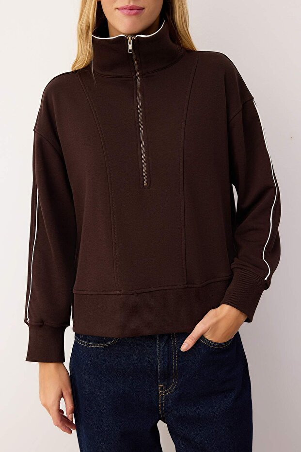 Kahverengi Fermuarlı Polo Yaka Şerit Detaylı Regular/Normal Kesim Örme Sweatshirt TWOAW26SW00034 - 4