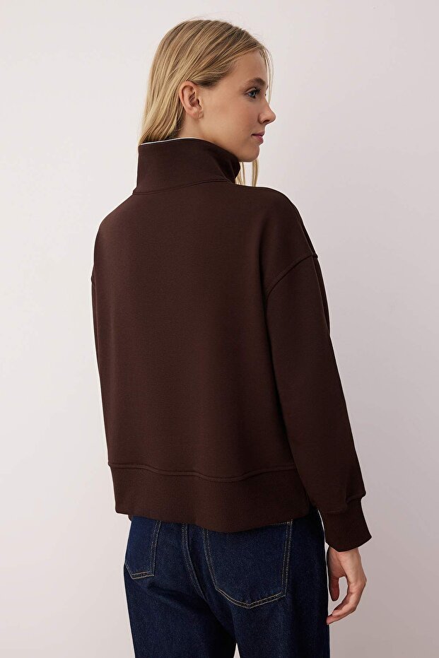 Kahverengi Fermuarlı Polo Yaka Şerit Detaylı Regular/Normal Kesim Örme Sweatshirt TWOAW26SW00034 - 5