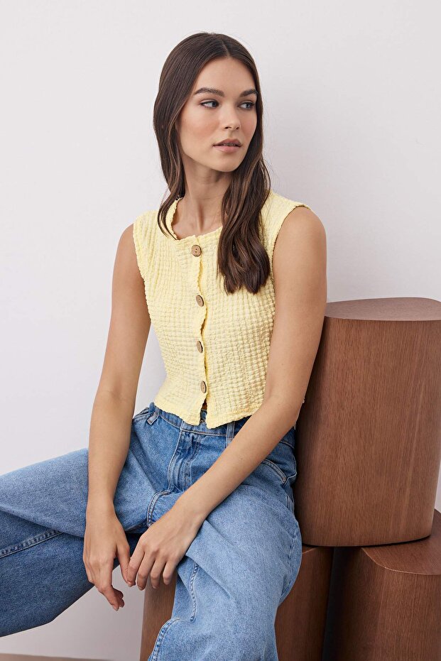 Sarı Dokulu Düğmeli Fitted Crop Esnek Örme Bluz Yelek TWOAW26YE00059 - 1