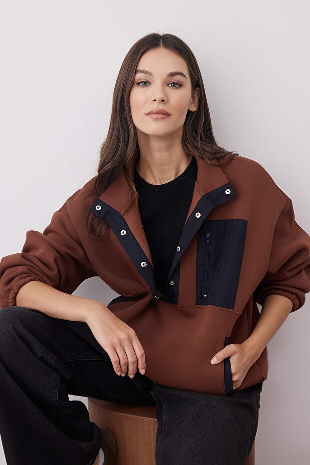 Kahverengi Dokuma Garni Detaylı Cepli Kalın İçi Polarlı Örme Sweatshirt TWOAW26SW00056 - 1
