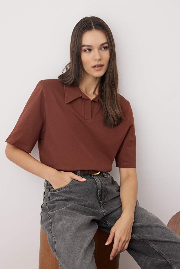 Kahverengi Kalın Pamuklu Vatkalı Polo Yaka Regular/Normal Kalıp Örme T-Shirt TWOSS25TS00195 - 1