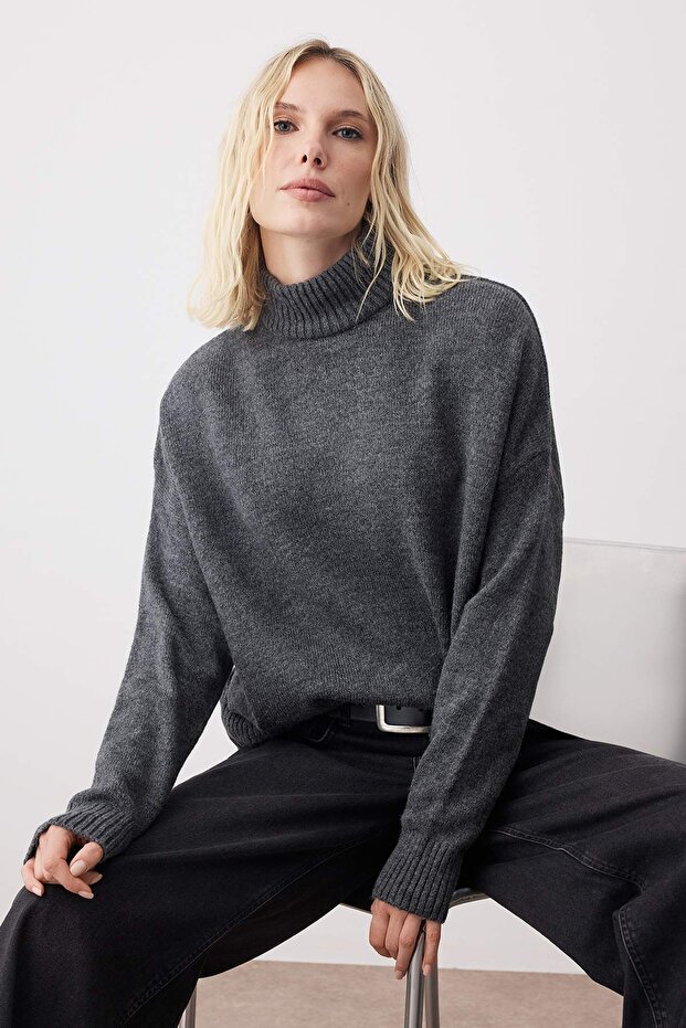 Anthrazitfarbener Strickpullover mit breiter Passform – weich strukturiert TWOAW23KZ00469 - 1