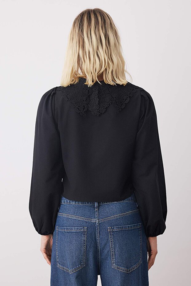 Siyah Boho Güpür Yaka Detaylı Hafif Crop Gömlek TWOAW26GO00071 - 5