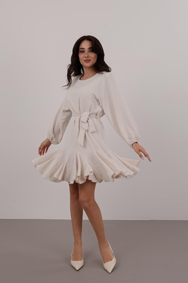 Rochie albă de damă, căptușită cu volane - 1