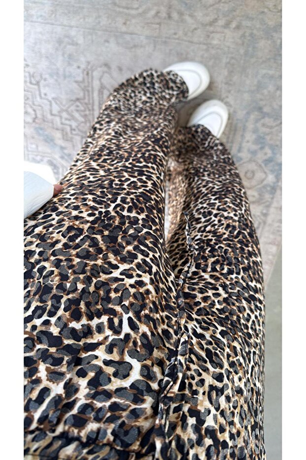 بنطلون من الساتان الحريري بتصميم نمط الفهد - 4