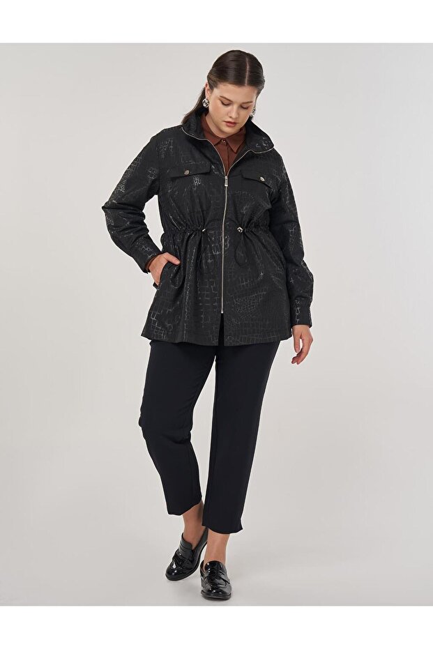 سترة ذات ياقة عالية بنمط هندسي باللون الأسود - 2