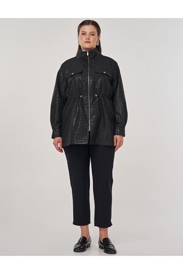 سترة ذات ياقة عالية بنمط هندسي باللون الأسود - 3