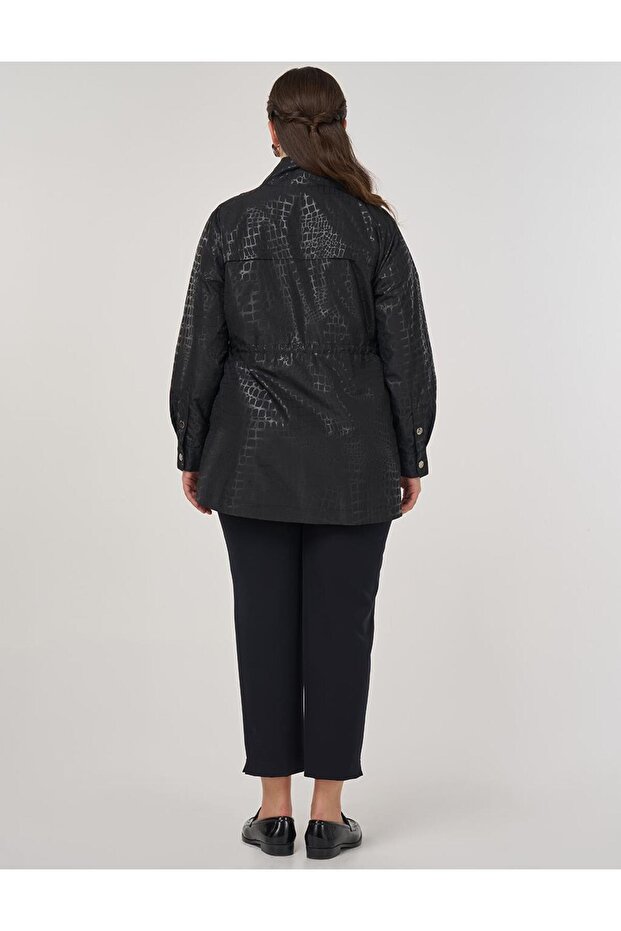 سترة ذات ياقة عالية بنمط هندسي باللون الأسود - 5