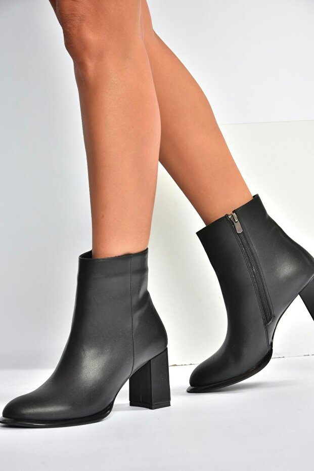 V590166309 black thick heeled classic women's boot