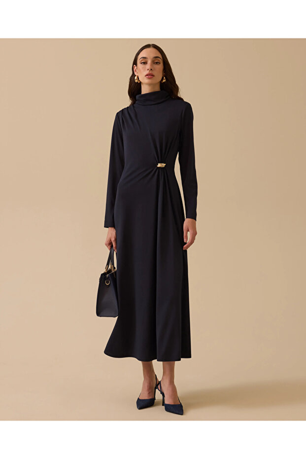 Dik Yaka Metal Aksesuarlı Drapeli Elbise - 1