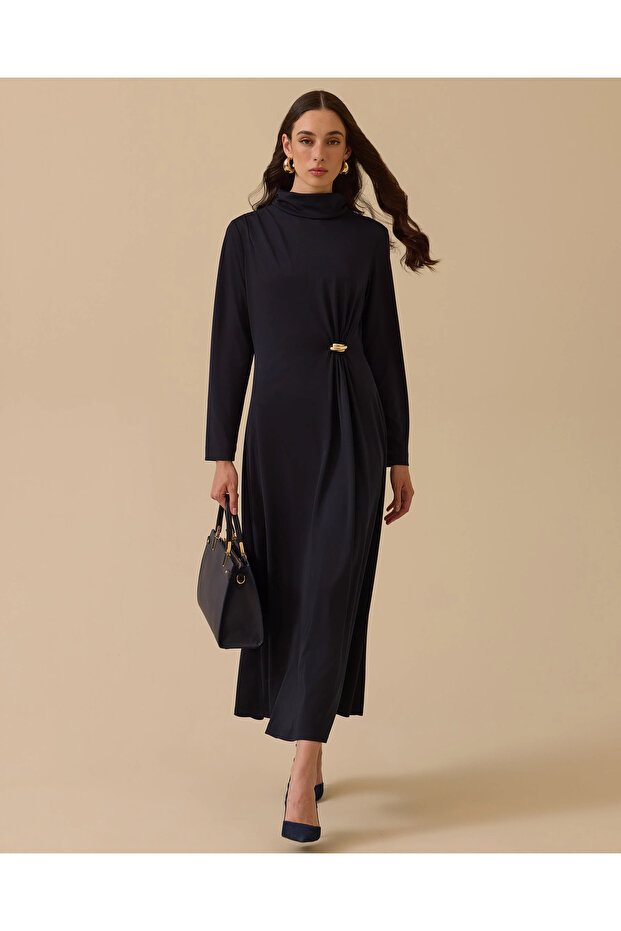 Dik Yaka Metal Aksesuarlı Drapeli Elbise - 3