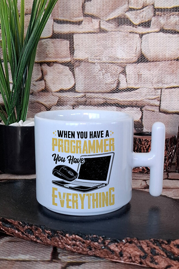 كوب قهوة لاتيه مطبوع عليه عبارة 'Have A Programmer Have Everything'