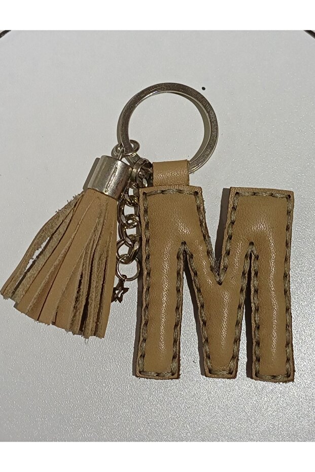 سلسلة مفاتيح من الجلد الطبيعي على شكل حرف 'M'