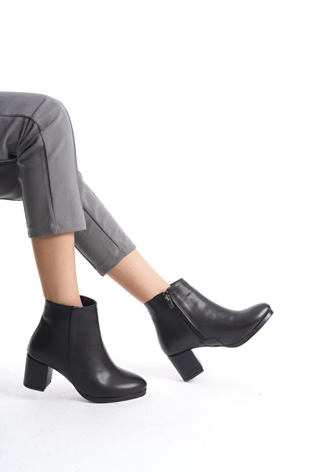 Women's Lesmi̇ra Black Leather Flat Heeled Short Boots