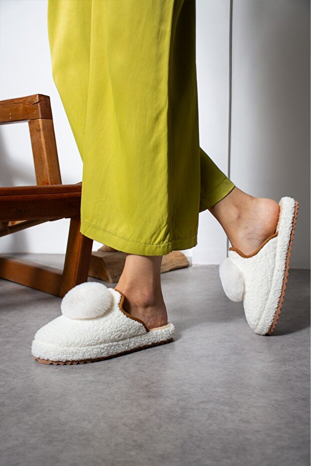 Beyaz PonPon Kışlık Kadın Terlik - 4