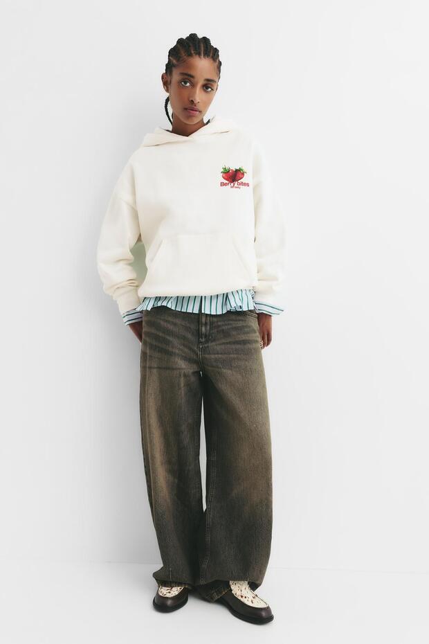 Kapüşonlu çilekli sweatshirt - 2