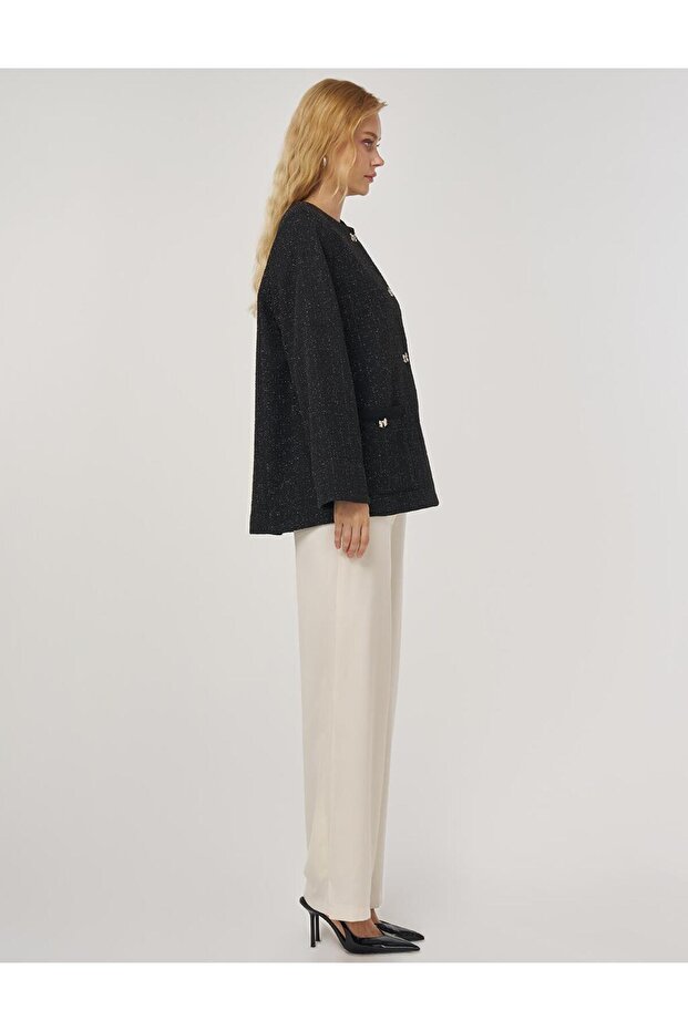 سترة بأزرار مفصلة باللون الأسود - 6